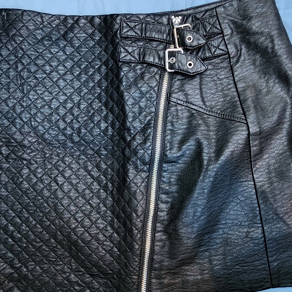 DIVIDED H&M Quilted Faux Leather Skirt EUC  Size US 12
